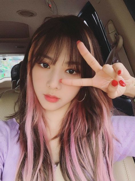 Kim Yoohyeon, Yoohyeon Dreamcatcher, Long Pink Hair, Dreamcatcher Yoohyeon, Dreamcatcher Kpop, Pop Girlies, Peekaboo Hair, Kpop Hair, Hair Color Streaks