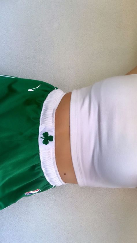 #celtics #basket #basketball Celtics Jersey Outfit Women, Boston Celtics Outfit Woman, Celtics Outfit Women, Celtics Game Outfit Women, Celtics Outfit, Boston Celtics Outfit, Basketball Shorts Outfit, Boston Celtics Shorts, Dr Wardrobe