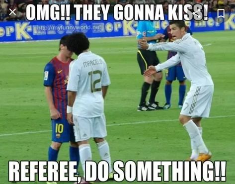 Pranks For Brothers, Soccer Humor, Football Comedy, Funny Soccer Memes, Soccer Jokes, Kiss Funny, Messi Gif, Football Jokes, Minions Funny Images