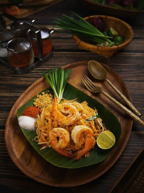 Malay Food Photography, Thai Food Presentation, Tropical Food Photography, Thai Food Photography Style, Thailand Food Photography, African Food Photography, Tai Food Recipes, Prawn Pad Thai, Thai Food Photography