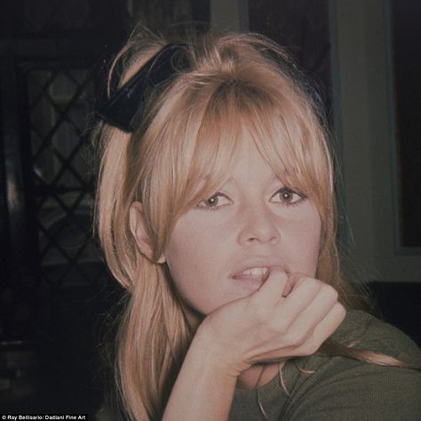 Brigitte Bardot photos show her sitting on the bar of a London pub | Daily Mail Online Bardot Fringe, Brigitte Bardot Hair, Black Haircut Styles, Bardot Hair, Skirt Diy, 70s Hair, Bangs For Round Face, Wispy Bangs, How To Style Bangs