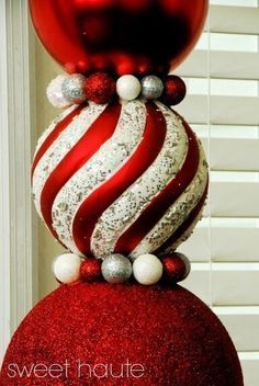 Christmas Ornament Topiary, Make A Christmas Ornament, Ornament Topiary, Thanksgiving Decorations Outdoor, Outdoor Christmas Wreaths, Christmas Topiary, Potpourri Christmas, Diy Christmas Ornament, Red And White Christmas