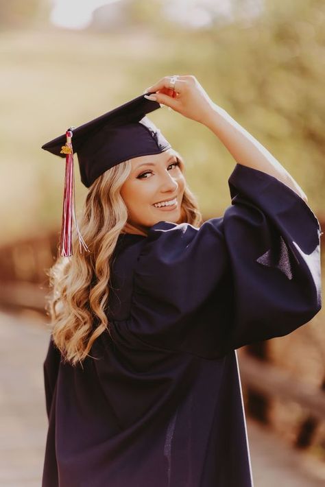 Picture Poses Graduation, Graduation Hat Pictures, Cap N Gown Pictures Photo Ideas, Holding Graduation Cap Pictures, Senior Pictures Outfits Cap And Gown, Outside Cap And Gown Pictures, Senior Cap N Gown Pictures, Graduation Cap Gown Photos, Cap And Gown Senior Pictures In A Field