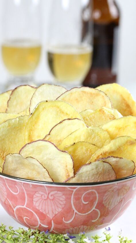 Did you know that you can microwave your own potato chips, and they will taste just as crispy as store bought? Yes, it’s possible…and without the greasy mess and extra calories of frying!This method is great for portion control because you make only what you need, eliminating the temptation of sneaking into a available stash. It also allows you to control the amount and quality of the ingredients. Use as much or as little salt as you like. The same goes with the oil.Want to create diff…