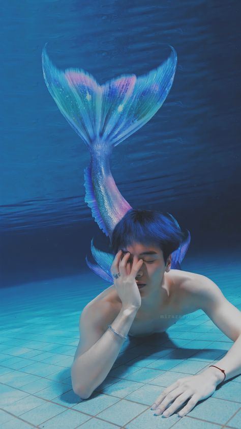 Merman Reference Pose, Merman Pose Reference, Male Mermaid Aesthetic, Mermaid Boy, Merman Tails, Male Mermaid, Mermaid Stories, Mermaid Pose, Underwater Portrait