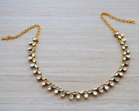 Simple Kundan Jewellery, Simple Choker Designs, Kundan Jewellery Set Simple, Kundan Necklace Simple, Navratri Jewellery, Diy Earrings Materials, Stylish Jewelry Accessories, Simple Necklace Designs, Diy Earrings Easy