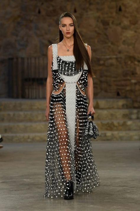 Louis Vuitton Cruise 2025 Collection [PHOTOS] Louis Vuitton 2024 Runway, Louis Vuitton Dress, Editorial Design, Fashion News, Fashion Dresses, Fashion Show, Louis Vuitton, Black And White, Black