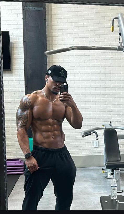 Bulk Body Men Physique, Black Bodybuilders Men, Man Faceclaim, Buff Black Men, Bulky Men, Lean Body Men, Gym Poses, Male Bodybuilders, Boys Colored Hair