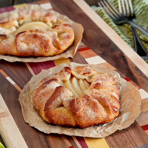 Personal pear galettes Rustic Pie, Pear Dessert Recipes, French Pastries Recipes, Peach Galette, Recipes French, Spiced Peaches, Pastries Recipes, Pear Dessert, Galette Recipe