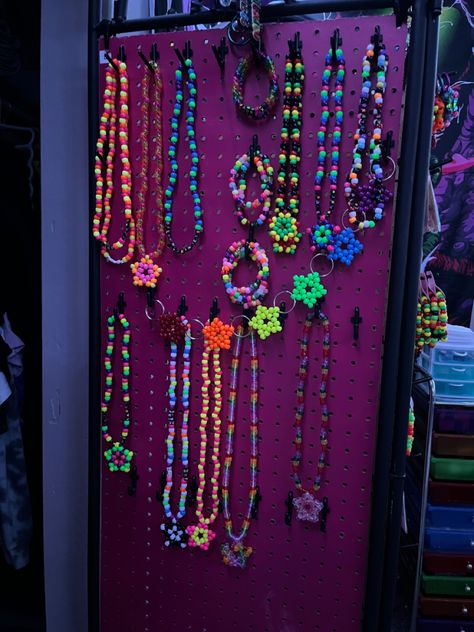 Kandi Storage, Kandi Display, Scene Kandi Patterns, Scene Kandi, Pulseras Kandi, Kandi Necklace, Scene Room, Y2k Scene, Kandi Inspo