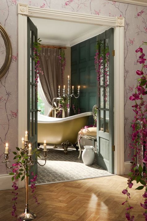 How to have a bathroom straight out of Bridgerton Hollywood Regency Bathroom, Vintage Modern Bathroom, Regency Home, Bridgerton Aesthetic, Wallpaper Paint, Home Decor Brands, Popular Decor, Bathroom Design Inspiration, Brown Wallpaper