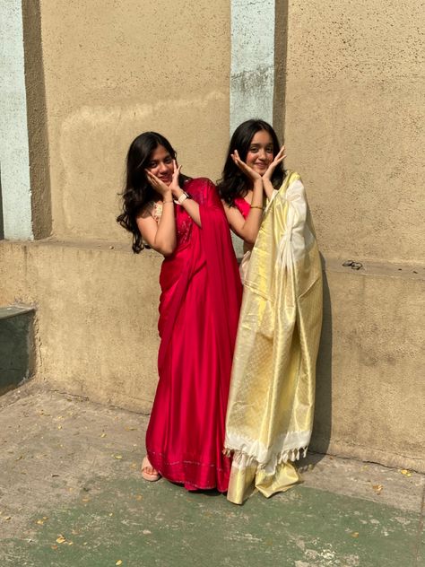 Saree Friends Photoshoot, Poses For Indian Wear, Traditional Poses With Bestie, Diwali Poses With Bestie, Saree Poses With 3 Friends, Saree With Friends, Saree Pose With Bestie, Poses For Sisters In Traditional, Nauvari Saree Poses