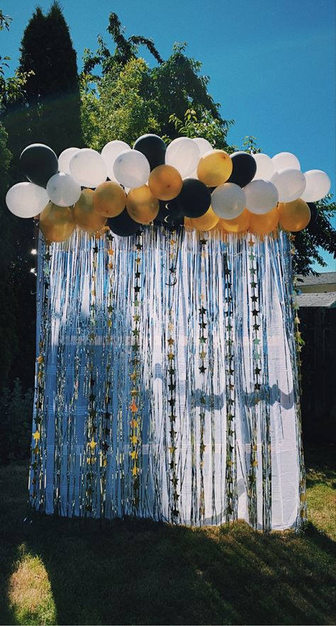 Balloon Picture Backdrop, Graduation Photo Wall Backdrop, Graduation Picture Wall, Hoco Backdrop Ideas, Graduation Background Backdrops, Diy Graduation Backdrop, Graduation Photo Backdrop, Photo Booth Wall, Hoco Pictures