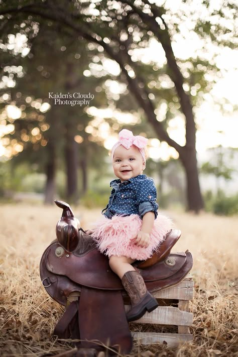 Baby Birthday Pictures, Toddler Cowgirl, 2nd Birthday Pictures, Baby Cowgirl, Cowgirl Photography, Country Baby Girl, Western Names, 6 Month Baby Picture Ideas, Cowgirl Photoshoot