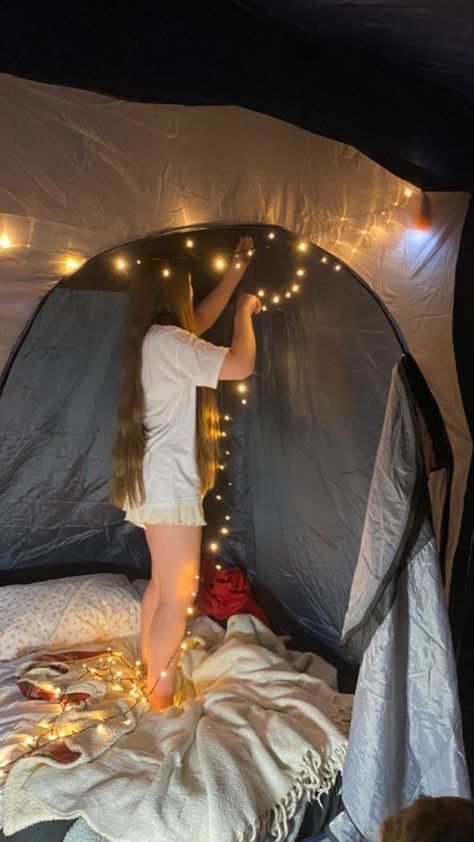 Tent Camping Aesthetic, Aesthetic Camping, Cozy Camping, Tent Camping Hacks, Camping Friends, Camping Must Haves, Camping Set Up, Camping Aesthetic, Cool Tents