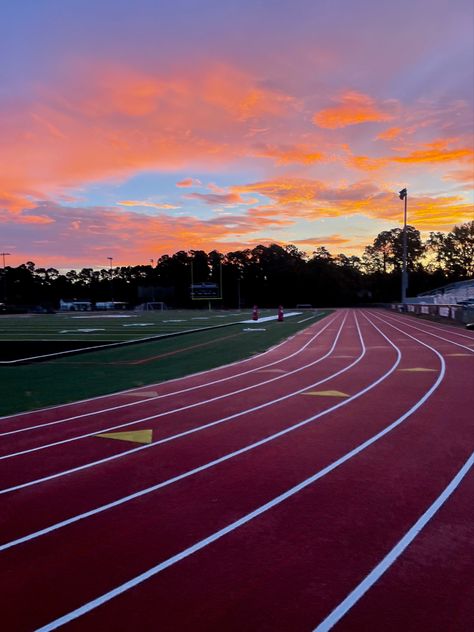 Track and field inspo Cross Country Motivation, Track And Field Sports, Le Rosey, I Hate Running, Athletics Track, Track Pictures, Track Running, Indoor Track, Track Team