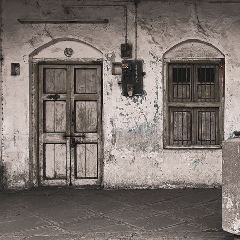 Old House India, Reels Background, Kafka Metamorphosis, Indian Background, Architecture Window, Old Architecture, Indian Doors, Indian Painting, Indian Homes