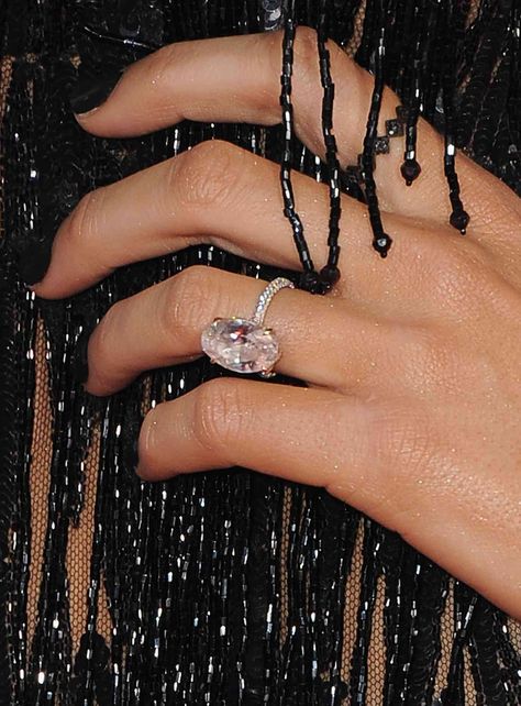 All About Blake Lively's One-of-a-Kind Engagement Ring — Including Its Unexpected Diamond Color! Expensive Diamond Engagement Rings, Blake Lively Ring, Blake Lively Engagement Ring, Most Expensive Engagement Ring, Famous Engagement Rings, Celebrity Wedding Rings, Royal Engagement Rings, Expensive Engagement Rings, Most Beautiful Engagement Rings