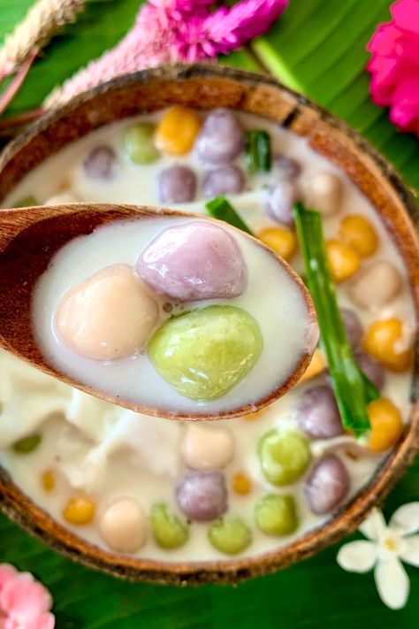 Bua loy, Thai sticky rice dumplings, served in a coconut shell on a banana leaf. Bua Loy, Sticky Rice Balls, Thai Recipes Dessert, Thai Sticky Rice, Desserts Around The World, Rice Dumplings, Rice Desserts, Recipe Rice, Laos Food