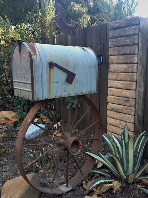 Large country mailbox on a wagon wheel, LOVE this idea for our home! Description from pinterest.com. I searched for this on bing.com/images Farmhouse Mailboxes, Country Mailbox, Rustic Mailboxes, Brick Mailbox, Cool Mailboxes, Mailbox Makeover, Mailbox Landscaping, Diy Mailbox, Unique Mailboxes