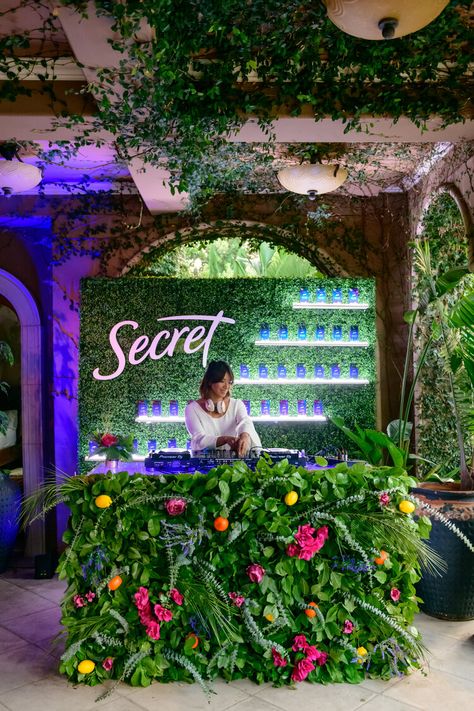 Deodorant Essential Oils, Experiential Marketing Campaigns, Influencer Event, Secret Deodorant, Booth Decor, Event Booth, Fiesta Tropical, Havana Nights, Dj Setup