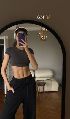 5 Shoulder Workouts That Will Get You Ready For Summer - Society19 Shoulder workouts are highly underrated, but they shouldn't be. Here's a list of ten shoulder workouts, and just in time for summer! Gym Female Aesthetic, Female Gym Aesthetic, Gym Rat Aesthetic Women, Abs Woman Aesthetic, Women Abs Aesthetic, Motivasi Diet, Modele Fitness, Gymwear Outfits, Look Legging