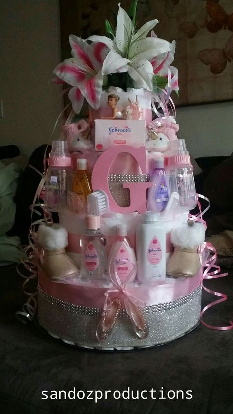 Baby Shower Gifts For Girls Diy, Baby Shower Diaper Cake For Girl, Baby Shower Gift Basket For Girls Diy, Baby Girl Baby Shower Gift Ideas, Pamper Cake Ideas, Baby Shower Gift Ideas For Girls Diy, Babyshower Gift Girl Ideas, Baby Present Ideas Girl, Baby Shower Packing Ideas