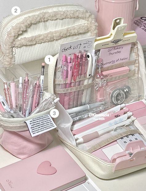 pic creds: @kiooooria / ID: 948244439 <3 Cute Stationary Items, Mochila Coquette, Coquette Stationary, Coquette School Supplies, Coquette Notes, Binder School, Coquette School, Stationary Aesthetic, Early College