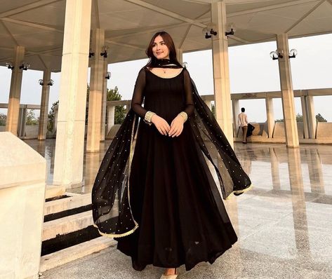 Qawali Night Outfits Black Dress, Black Frock Suit, Simple Anarkali Suits, Black Anarkali Dress, Sari Photoshoot, Eid Ideas, Suit Indian, Dress Sew, Desi Fits