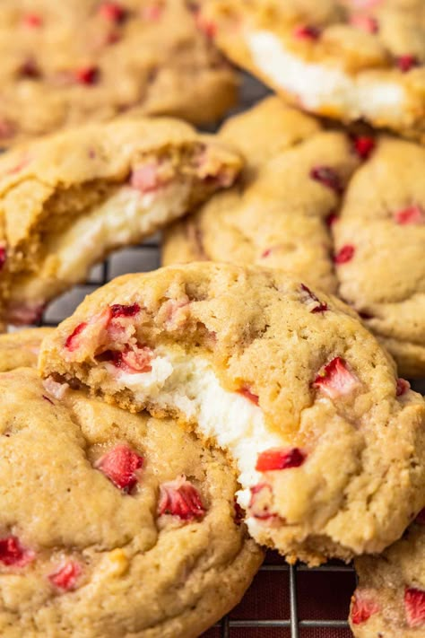 Strawberry Cream Cheese Cookies, Strawberry Cheesecake Cookies, Cheesecake Cookies Recipes, Strawberry Season, Strawberry Cookies, Cheese Cookies, Cream Cheese Cookies, Cheesecake Filling, Cheesecake Cookies