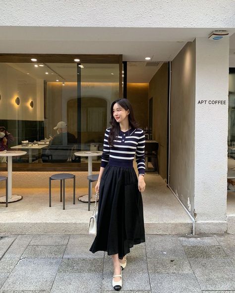 Midi Skirt Shirt Outfit, Korean Outfit Office, Korean Skirt Outfits Long, Black Midi Skirt Outfit Casual, Long Skirt Outfits Korean, Skirt Outfits Hijab, Uniqlo Women Outfit, Midi Skirts Style, Fashion Top Outfits