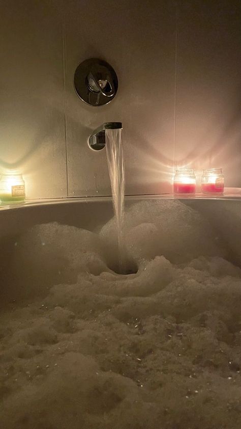 Self Care Aesthetic Bath, Bath Tub Aesthetic Night, Bubble Bath Self Care, Bath Bubbles Aesthetic, Tub Aesthetic, Bath Tub Aesthetic, Bubble Bath Aesthetic, Bathtub Aesthetic, Romantic Bath