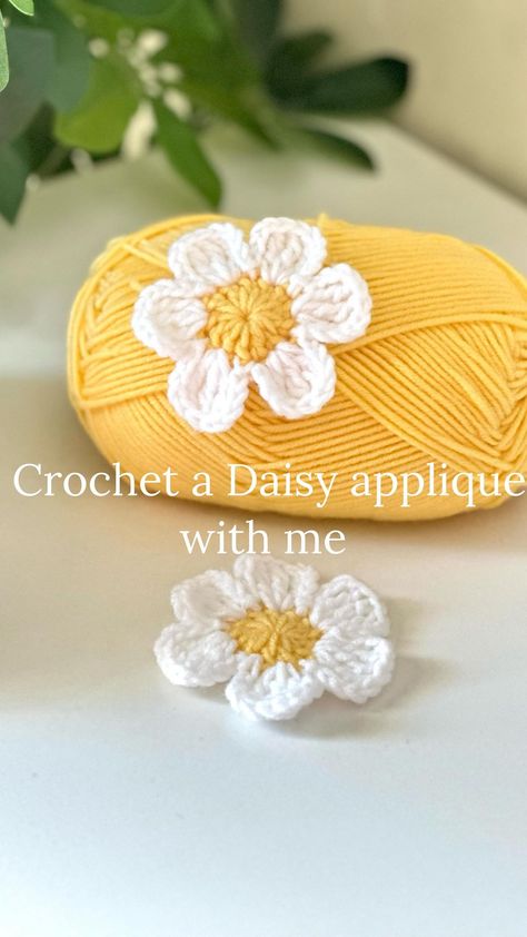 happyyarnloops 🧶 | Here is a tutorial showing how to crochet a simple Daisy applique. This is the applique i use for my Daisy bags. I have used acrylic yarn… | Instagram Crochet Mini Daisy Free Pattern, Crochet Daisy Motif, How To Crochet A Daisy, Daisy Applique Pattern, Crochet Daisy Pattern Free, Acrylic Yarn Crochet Projects, Daisy Crochet Pattern, Crocheted Daisy, Crochet Flower Applique