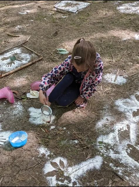 Forest School Den Building, Diy Forest School, Nature Based Learning Preschool, Nature Center Preschool, Forest School Garden Ideas, Nature Table Preschool, Nature Based Daycare, Outdoor Education Kindergarten, Halloween Forest School