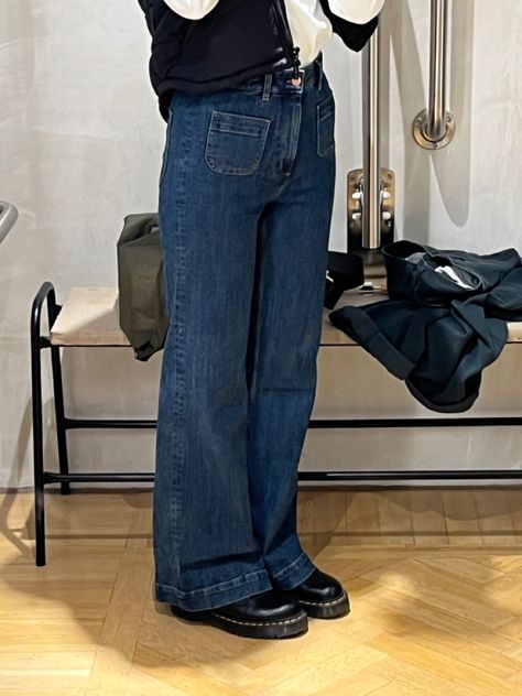 #denim #bootcut #flarepants #drmartens #docs #doctormartens #fallfashion Docs And Jeans Outfit, Bootleg Jeans, Doc Martens, Work Fashion, Outfits Aesthetic, Dr. Martens, Flare Pants, Jean Outfits, Bootcut Jeans