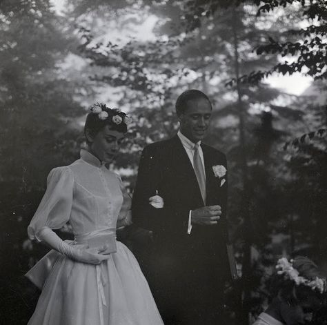 Rare Photographs of Audrey Hepburn and Mel Ferrer on Their Wedding Day in Bürgenstock, Switzerland on September 25,1954 ~ vintage everyday Audrey Hepburn Wedding, Vintage Summer Fashion, Audrey Hepburn Photos, Old Dress, Audrey Hepburn Style, Beautiful Beach Wedding, Zoe Kravitz, Pierre Balmain, Vintage Bride