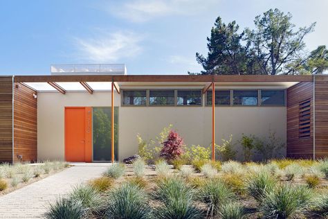 Orange Doors, Mid Century Landscaping, Orange Door, Case Study Houses, Eichler Homes, Mid Century Architecture, Modern Landscaping, Mid Century Modern House, Modern Exterior