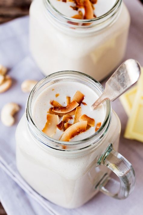 A touch of white chocolate with creamy cashews, coconut milk and a few other nutritious goodies make this HOT smoothie a lovely, warming winter breakfast. Hot Smoothie Recipes, Winter Smoothie Recipes, Hot Smoothie, Winter Smoothies, White Chocolate Coconut, Winter Breakfast, Immune Boosting Foods, Yummy Smoothie Recipes, Yummy Smoothies