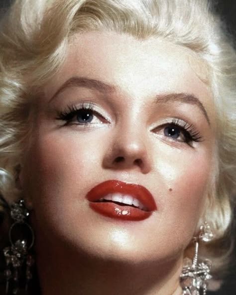 Marylin Monroe Makeup Vintage, 90s Bombshell Makeup, 30s Makeup, Famous Aesthetic, 1950s Makeup, Pink 70s, Bombshell Makeup, Portrait Makeup, 60s Makeup