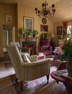 Old English Cottage Living Room, English Cottage Sitting Room, Old English Cottage Interiors Living Room, Old Cottage Living Room, Vintage Sitting Room Ideas, Old Room Decor Ideas, Old Room Vintage, Viburnum Suspensum, Old Style Living Room