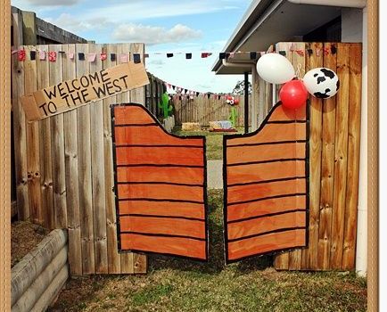 Country / Western / Velho Oeste / Festa / Decoração / Faroeste Outdoor Cowgirl Birthday Party, Country Western Party Decorations Diy, Diy Western Birthday Decorations, Diy Saloon Doors How To Make, Western Theme Decorations Diy, Diy Rodeo Birthday Decor, Cardboard Saloon Doors, Western Theme Party Decorating Ideas Diy, Diy Rodeo Decor