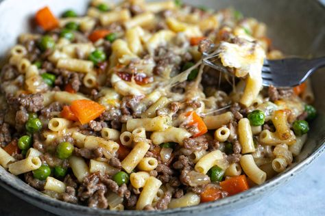 A packet of French onion soup mix gives this savoury mince some extra flavour, and baked with a cheesy topping in the oven, it’ll be a hit with the whole family. Mince Pasta, Macaroni Bake, Beef Vermicelli, Chicken Rissoles, Mince Dishes, Savoury Mince, Minced Beef Recipes, Minced Beef, Australia Food