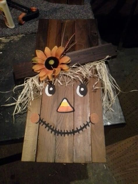 Wooden scarecrow face diy Hollowed Decorations, Diy Projects For Fall, Scarecrow Face, Fall Wood Crafts, Halloween Wood Crafts, Adornos Halloween, Hand Painted Wood Sign, Fall Deco, Pallet Crafts