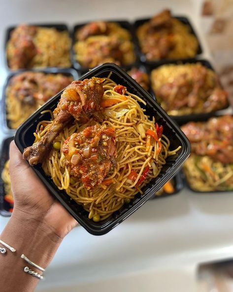 Made with love ❤️ Stir fry spaghetti and chicken sauce pasta for dinner 🤩😋 . . . . . . #lunchpack_ng #deliciousness… | Instagram Stir Fry Spaghetti, Spaghetti And Chicken, Uni Meals, Fried Spaghetti, Cooking Soul Food, Pasta For Dinner, African Recipes Nigerian Food, Chicken Sauce, Nigerian Recipes