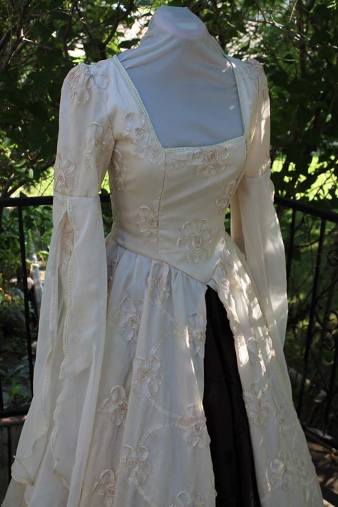 Bust 36" Roses of Ribbon Ivory Tudor Renaissance Game of Thrones Gown Medieval Dress by RecycledRockstah on Etsy (null) White Medieval Dress, Princess Dress Medieval, Mideval Dress, Medieval Dress Princess, Crochet Wedding Dresses, Short Green Dress, Unique Wedding Gowns, Fantasy Dresses, Split Sleeve