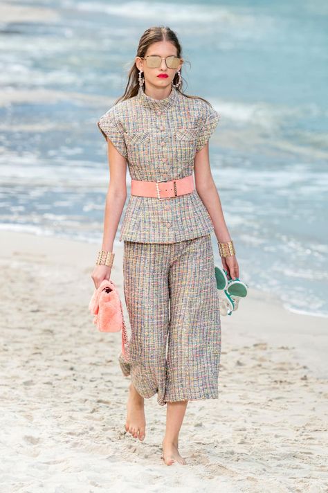 I just have a thing for TWEED outfit arghh // Chanel's Spring 2019 collection | Fashionista Tweed Outfit, Emerging Designers Fashion, Mode Chanel, Design Moda, Couture Mode, Chanel Spring, Looks Street Style, Modieuze Outfits, Elegantes Outfit