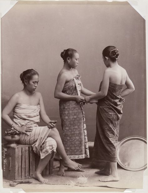 Malay Women (2011-8) Art Jellyfish, Filipino Culture, Indonesian Batik, Asian History, Batik Fashion, Mesa Az, Traditional Fashion, South Asia, Vintage Photographs