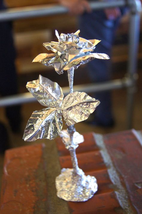 Amazing sculpture made out of one simple material. Foil is usually used for structural purposes in art but this makes this bulky materials into a delicate element. Tin Foil Art Sculpture, Tin Foil Art Projects, Tin Foil Sculptures For Kids, Aluminum Foil Sculpture, Tin Foil Sculpture, Diy Futuristic Decor, Tinfoil Sculptures, Foil Paper Art, Aluminium Foil Art