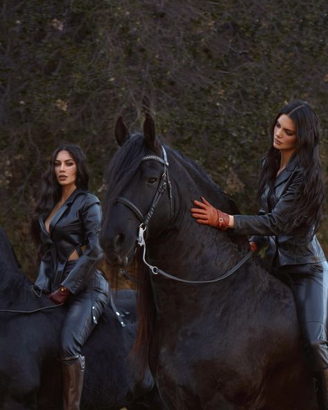 Kkw Fragrance, Horse Photoshoot Ideas, Stile Kendall Jenner, Horse Photography Poses, Leni Klum, Flipagram Instagram, Jenner Sisters, Cowgirl Aesthetic, Horse Aesthetic