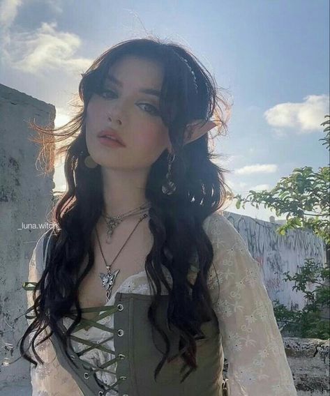 Very baeutefull girl Witch Aesthetic Hairstyle, Witch Aesthetic Hair, Brown Hair Cosplay Characters, Fairy With Black Hair, Fairy Face Claim, Witch Face Claim, Fairy Aesthetic Hair, Fairycore Hairstyle, Ren Faire Hairstyles